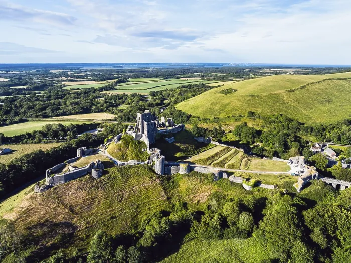 Gerahmter Druck : Ruinen von Corfe Castle aus einer Drohne. Gerahmter Druck : Ruinen von Corfe Castle aus einer Drohne.