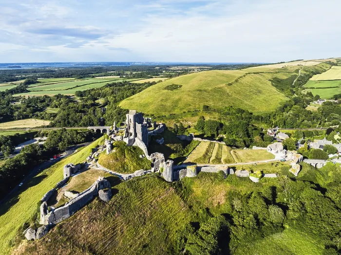 Gerahmter Druck : Ruinen von Corfe Castle aus einer Drohne. Gerahmter Druck : Ruinen von Corfe Castle aus einer Drohne.