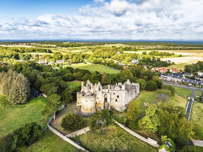 Gerahmter Druck : Ruinen von Dirleton Castle und Gärten aus einer Drohne. Gerahmter Druck : Ruinen von Dirleton Castle und Gärten aus einer Drohne.