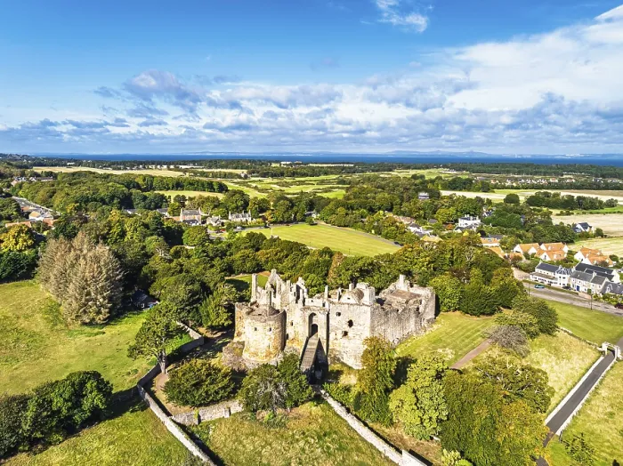 Gerahmter Druck : Ruinen von Dirleton Castle und Gärten aus einer Drohne. Gerahmter Druck : Ruinen von Dirleton Castle und Gärten aus einer Drohne.