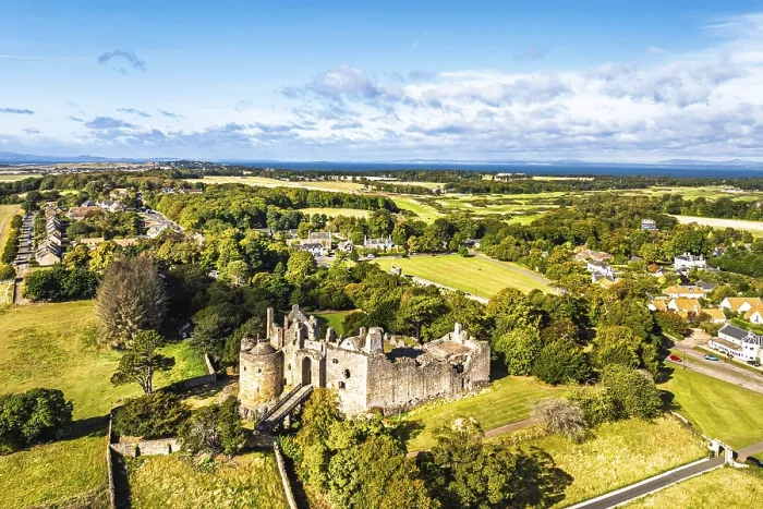 Gerahmter Druck : Ruinen von Dirleton Castle und Gärten aus einer Drohne. Gerahmter Druck : Ruinen von Dirleton Castle und Gärten aus einer Drohne.