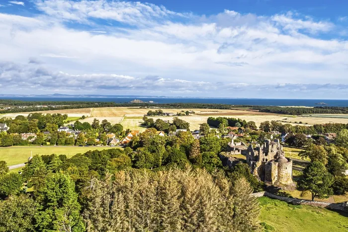 Gerahmter Druck : Ruinen von Dirleton Castle und Gärten aus einer Drohne. Gerahmter Druck : Ruinen von Dirleton Castle und Gärten aus einer Drohne.
