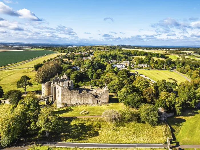 Gerahmter Druck : Ruinen von Dirleton Castle und Gärten aus einer Drohne. Gerahmter Druck : Ruinen von Dirleton Castle und Gärten aus einer Drohne.