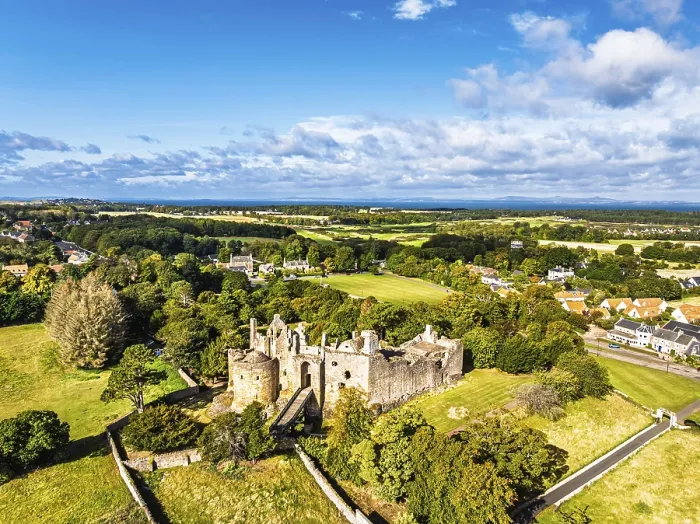 Gerahmter Druck : Ruinen von Dirleton Castle und Gärten aus einer Drohne. Gerahmter Druck : Ruinen von Dirleton Castle und Gärten aus einer Drohne.