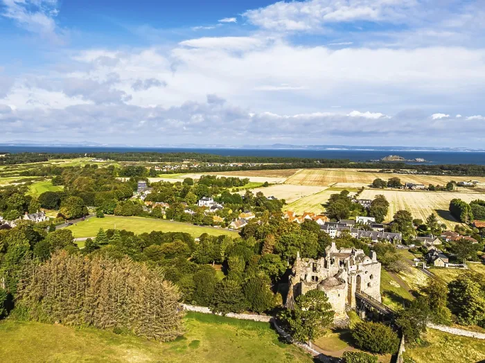 Gerahmter Druck : Ruinen von Dirleton Castle und Gärten aus einer Drohne. Gerahmter Druck : Ruinen von Dirleton Castle und Gärten aus einer Drohne.
