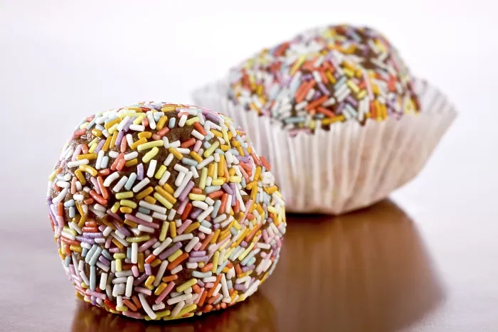 Gerahmter Druck : Zwei Rum-Truffel-Bällchen Gerahmter Druck : Zwei Rum-Truffel-Bällchen