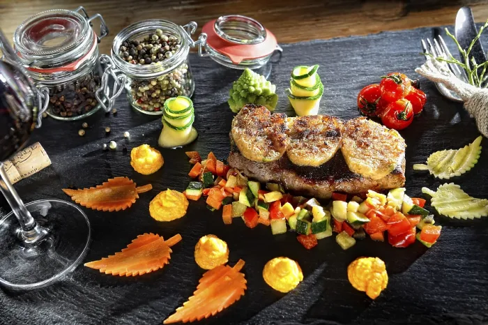 Gerahmter Druck : Rumpsteak mit Kruste und Gemüse. Gerahmter Druck : Rumpsteak mit Kruste und Gemüse.