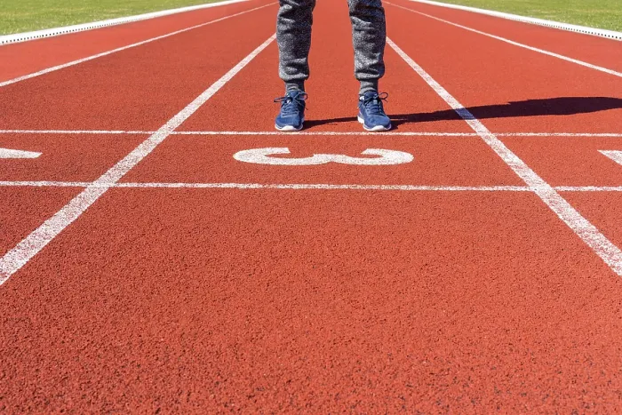 Gerahmter Druck : Laufschuh auf der Startlinie.