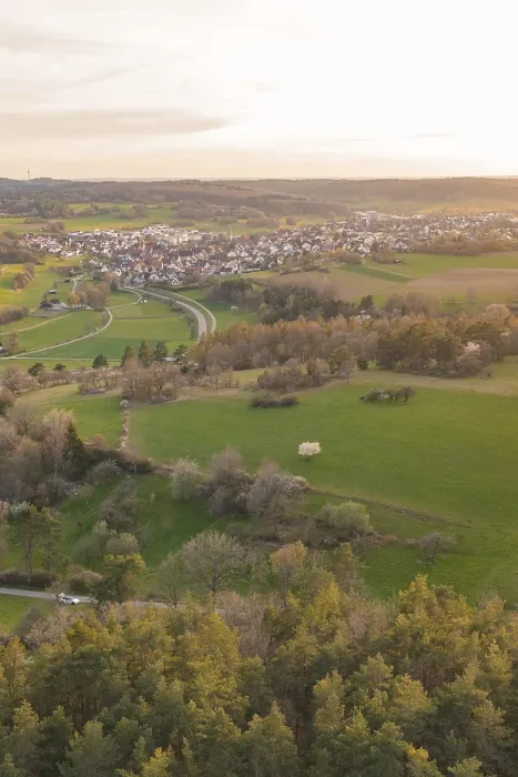Gerahmter Druck : Ländliche Landschaft mit grünen Feldern. Gerahmter Druck : Ländliche Landschaft mit grünen Feldern.