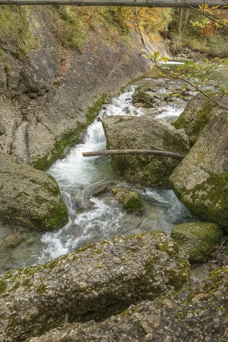 Gerahmter Druck : Ein rauschender Bach in einem felsigen Umfeld. Gerahmter Druck : Ein rauschender Bach in einem felsigen Umfeld.