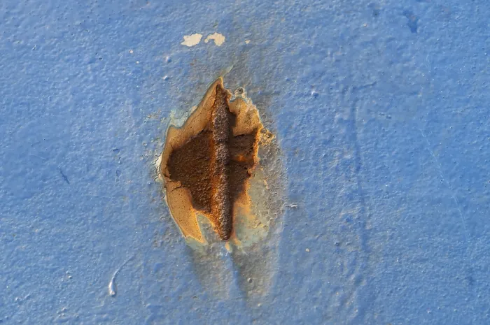 Gerahmter Druck : Rostflecken auf blauer gestrichener Wand. Gerahmter Druck : Rostflecken auf blauer gestrichener Wand.