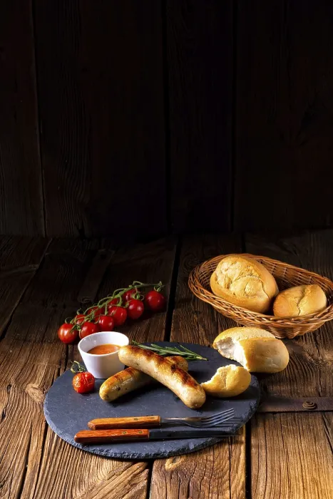 Gerahmter Druck : Rustikale Bratwurst mit Ketchup und frischen Brötchen. Gerahmter Druck : Rustikale Bratwurst mit Ketchup und frischen Brötchen.