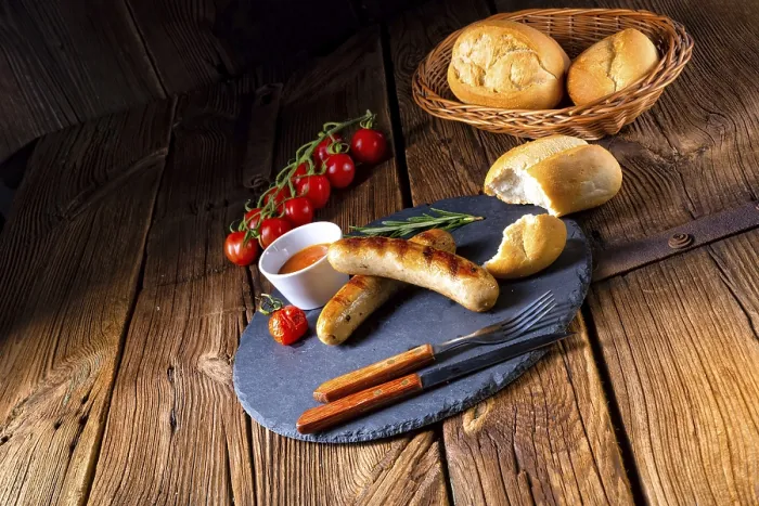 Gerahmter Druck : Bäuerliche Bratwurst mit Ketchup und frischen Brötchen. Gerahmter Druck : Bäuerliche Bratwurst mit Ketchup und frischen Brötchen.