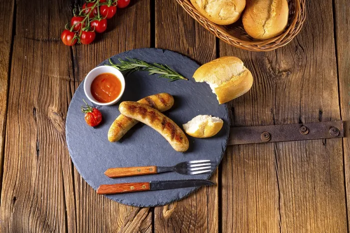 Gerahmter Druck : Rustikale Bratwurst mit Ketchup und frischen Brötchen. Gerahmter Druck : Rustikale Bratwurst mit Ketchup und frischen Brötchen.