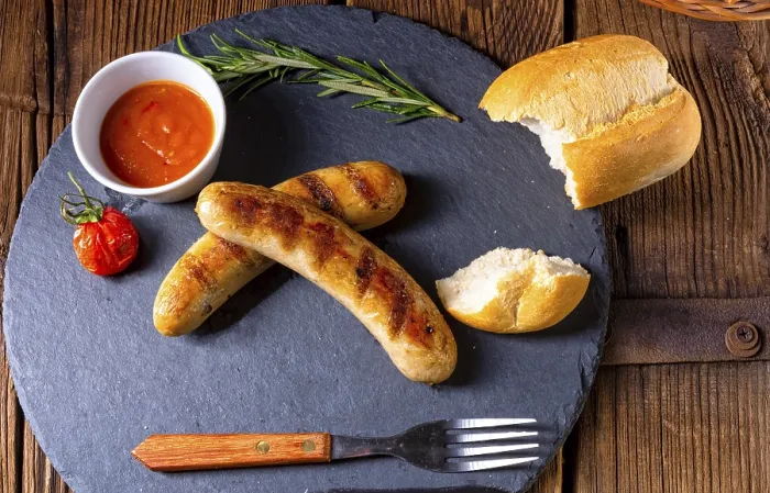Gerahmter Druck : Rustikale Bratwurst mit Ketchup und frischen Brötchen. Gerahmter Druck : Rustikale Bratwurst mit Ketchup und frischen Brötchen.