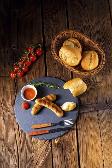 Gerahmter Druck : Rustikale Bratwurst mit Ketchup und frischen Brötchen. Gerahmter Druck : Rustikale Bratwurst mit Ketchup und frischen Brötchen.