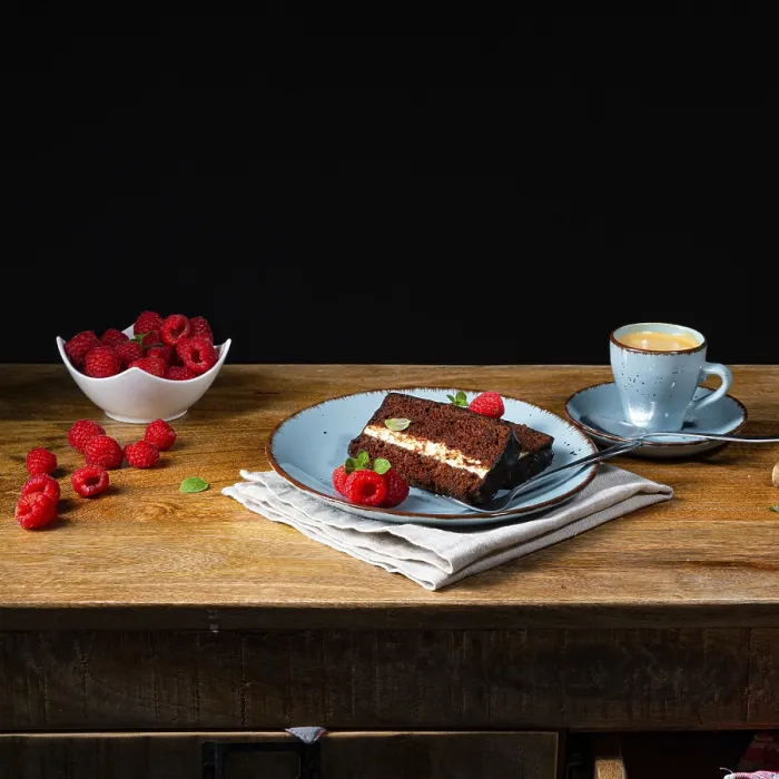 Gerahmter Druck : Rustikaler Schokoladenkuchen mit Erdbeeren und Kaffee. Gerahmter Druck : Rustikaler Schokoladenkuchen mit Erdbeeren und Kaffee.