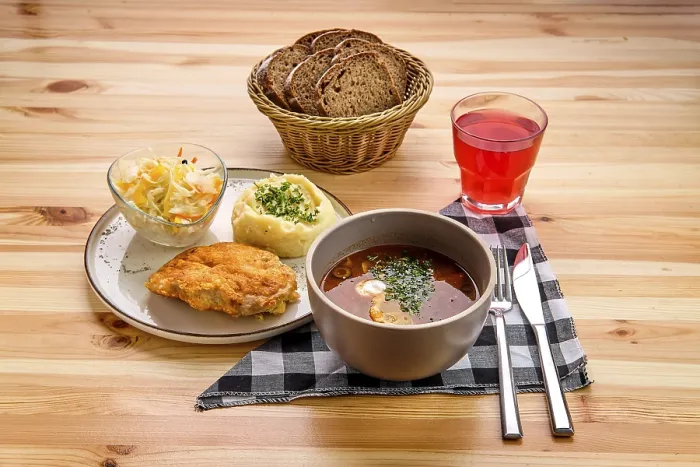 Gerahmter Druck : Ländlicher Abendessen, Hähnchenfilet in Brotkrumen. Gerahmter Druck : Ländlicher Abendessen, Hähnchenfilet in Brotkrumen.