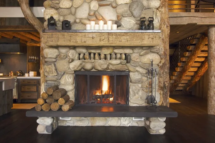 Gerahmter Druck : Rustischer Kamin in Holzhütte. Gerahmter Druck : Rustischer Kamin in Holzhütte.