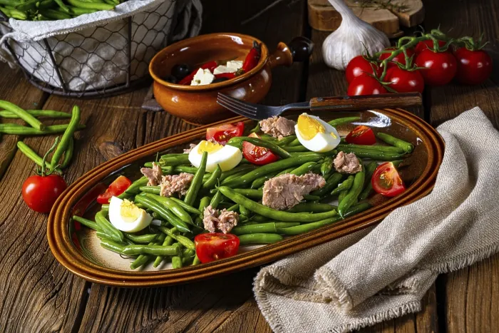 Gerahmter Druck : Rustikaler grüner Bohnensalat mit Ei und Thunfisch. Gerahmter Druck : Rustikaler grüner Bohnensalat mit Ei und Thunfisch.