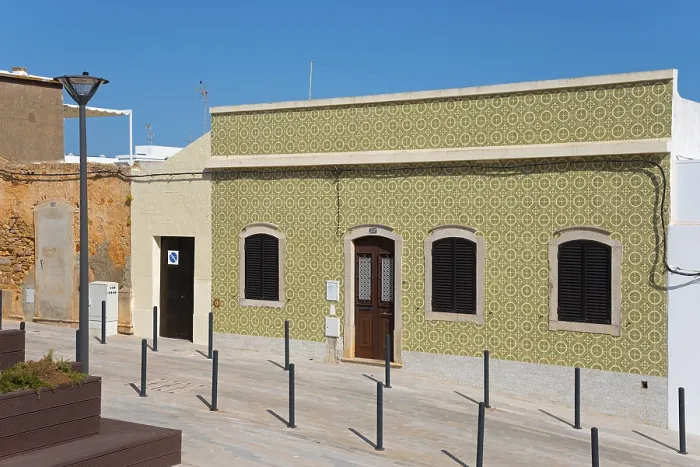Gerahmter Druck : Landhaus mit grüner Fassade. Gerahmter Druck : Landhaus mit grüner Fassade.
