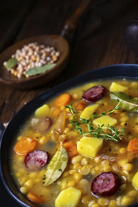 Gerahmter Druck : Ländlicher Erbsensuppe mit Speck und Wurst. Gerahmter Druck : Ländlicher Erbsensuppe mit Speck und Wurst.