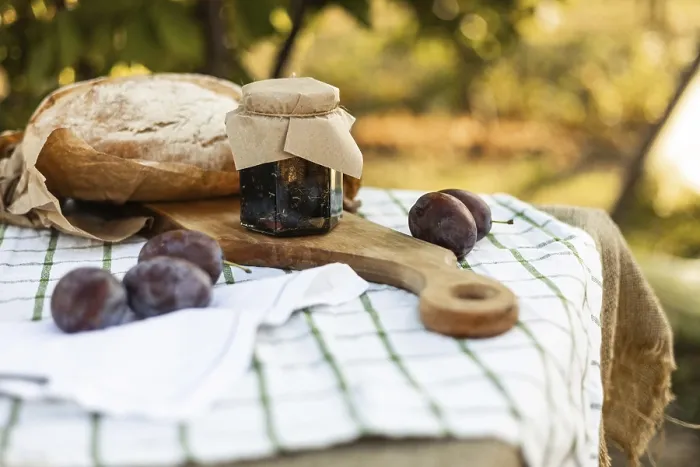 Gerahmter Druck : Ein rustikales Setting mit knusprigem Brot. Gerahmter Druck : Ein rustikales Setting mit knusprigem Brot.