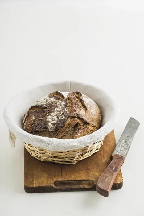Gerahmter Druck : Rustikaler Sauerbrot und Messer. Gerahmter Druck : Rustikaler Sauerbrot und Messer.