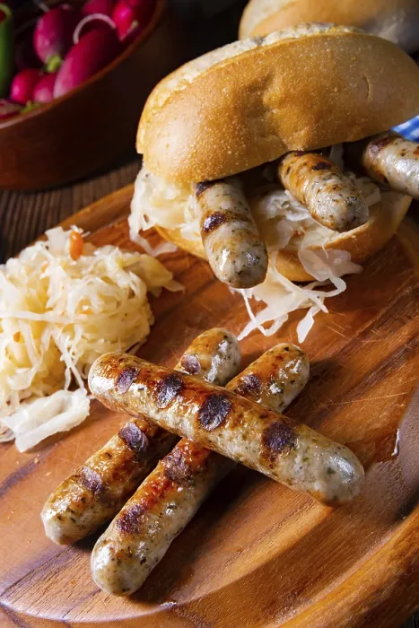 Gerahmter Druck : Rustikale thüringische Bratwurst mit Sauerkraut und Roll. Gerahmter Druck : Rustikale thüringische Bratwurst mit Sauerkraut und Roll.