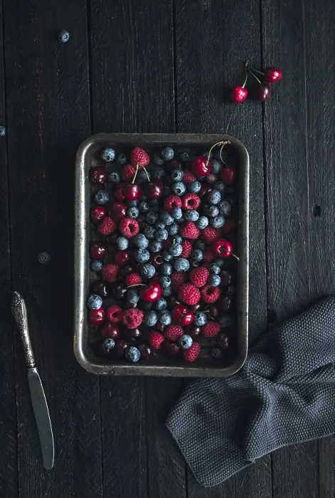 Gerahmter Druck : Ein rustikaler Teller gefüllt mit frischen Blaubeeren. Gerahmter Druck : Ein rustikaler Teller gefüllt mit frischen Blaubeeren.