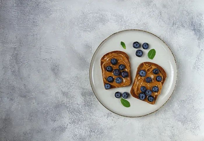 Gerahmter Druck : Weizenbrot mit Erdnusspaste und frischen Blaubeeren. Gerahmter Druck : Weizenbrot mit Erdnusspaste und frischen Blaubeeren.
