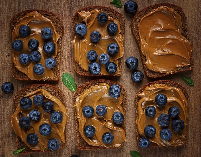 Gerahmter Druck : Weizenbrot mit Erdnusspaste und frischen Blaubeeren. Gerahmter Druck : Weizenbrot mit Erdnusspaste und frischen Blaubeeren.
