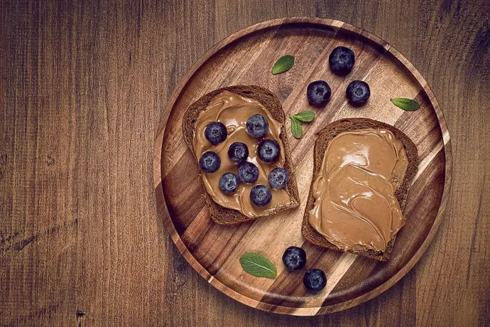 Gerahmter Druck : Weizenbrot mit Erdnusspaste und frischen Blaubeeren. Gerahmter Druck : Weizenbrot mit Erdnusspaste und frischen Blaubeeren.