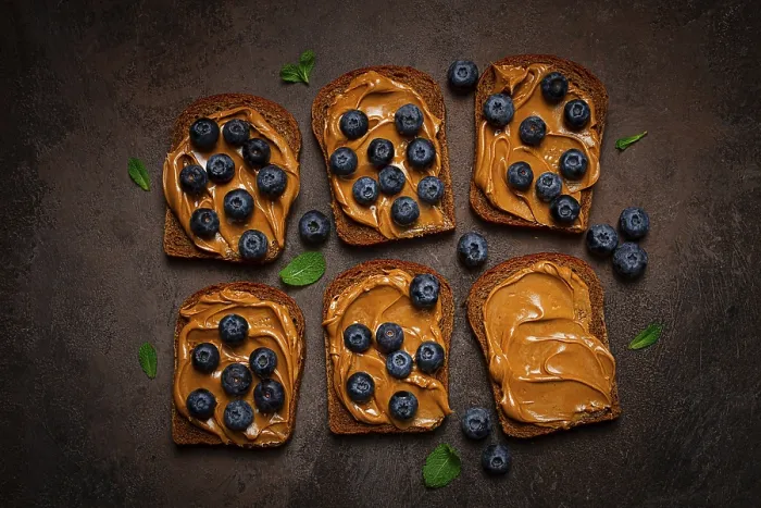 Gerahmter Druck : Weizenbrot mit Erdnusspaste und frischen Blaubeeren. Gerahmter Druck : Weizenbrot mit Erdnusspaste und frischen Blaubeeren.