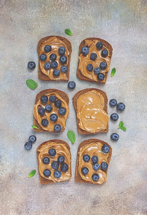 Gerahmter Druck : Weizenbrot mit Erdnusspaste und frischen Blaubeeren. Gerahmter Druck : Weizenbrot mit Erdnusspaste und frischen Blaubeeren.