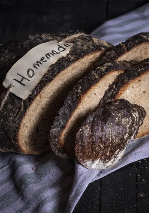 Gerahmter Druck : Weizenbrot auf einem Holztisch geschnitten. Gerahmter Druck : Weizenbrot auf einem Holztisch geschnitten.