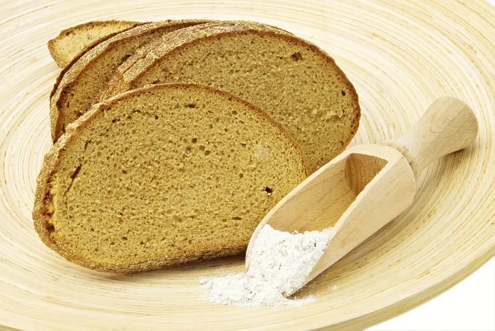 Gerahmter Druck : Roggenbrot auf Holzteller. Gerahmter Druck : Roggenbrot auf Holzteller.