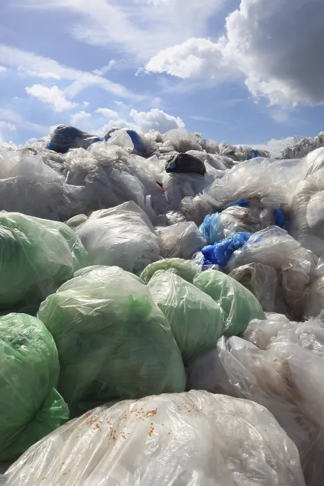 Gerahmter Druck : Säcke mit ungemischtem Plastikmüll, Folien. Gerahmter Druck : Säcke mit ungemischtem Plastikmüll, Folien.