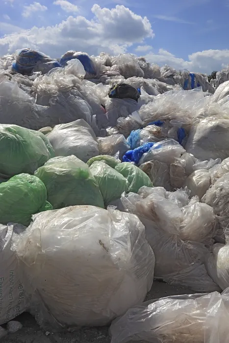 Gerahmter Druck : Säcke mit ungemischtem Plastikmüll, Folien. Gerahmter Druck : Säcke mit ungemischtem Plastikmüll, Folien.