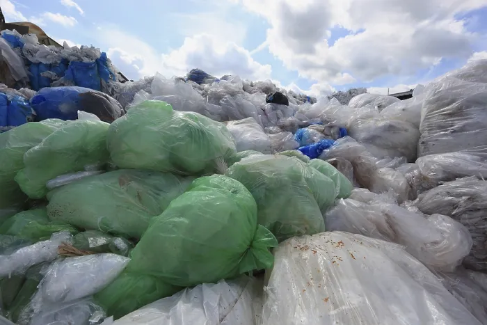 Gerahmter Druck : Säcke mit ungemischtem Plastikmüll, Folien. Gerahmter Druck : Säcke mit ungemischtem Plastikmüll, Folien.