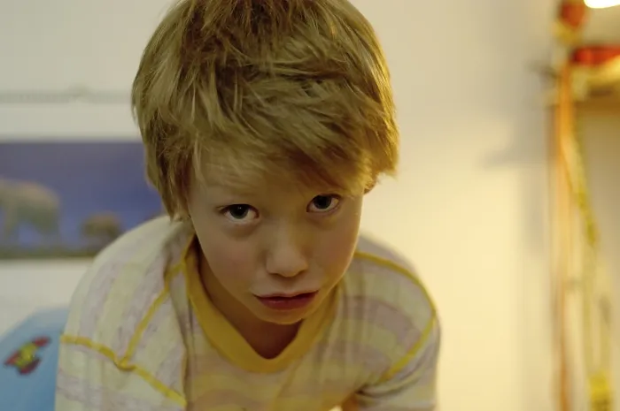 Gerahmter Druck : Trauriger Junge Gerahmter Druck : Trauriger Junge