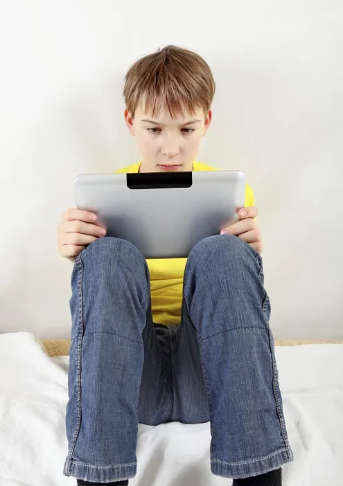 Gerahmter Druck : Trauriger Junge mit Tabletcomputer auf weißem Hintergrund. Gerahmter Druck : Trauriger Junge mit Tabletcomputer auf weißem Hintergrund.