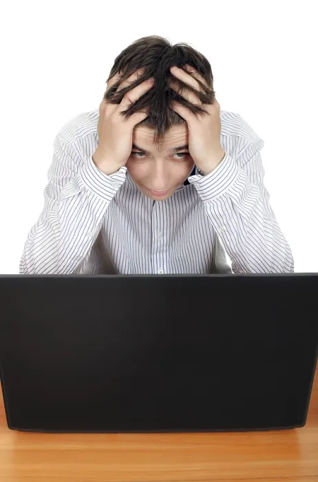Gerahmter Druck : Trauriger und beunruhigter junger Mann mit Computer. Gerahmter Druck : Trauriger und beunruhigter junger Mann mit Computer.