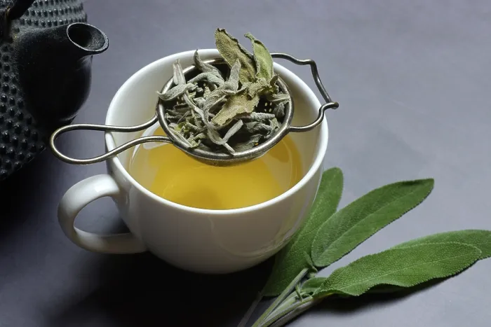 Gerahmter Druck : Sage-Tee in Tasse mit Teezucker. Gerahmter Druck : Sage-Tee in Tasse mit Teezucker.