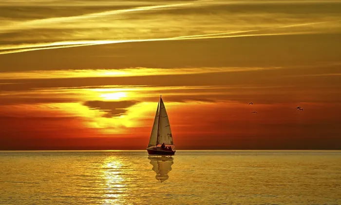 Gerahmter Druck : Segelboot bei Sonnenuntergang Gerahmter Druck : Segelboot bei Sonnenuntergang
