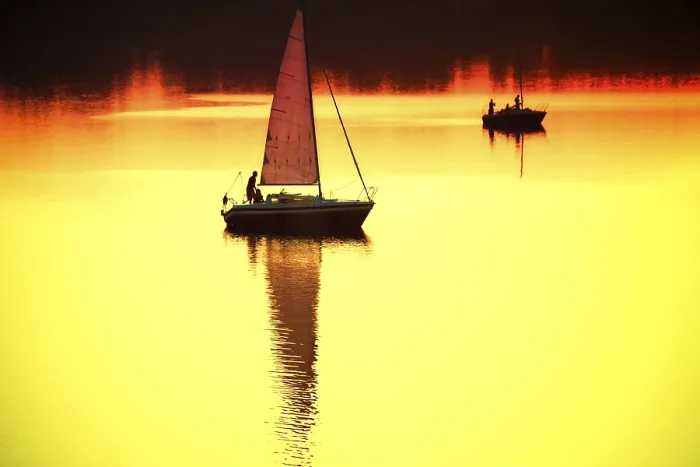 Gerahmter Druck : Segelboot bei Sonnenuntergang Gerahmter Druck : Segelboot bei Sonnenuntergang