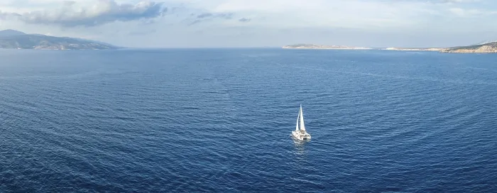Gerahmter Druck : Segelkatamaran unter Vollschlag. Gerahmter Druck : Segelkatamaran unter Vollschlag.