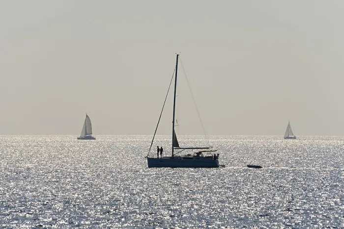 Gerahmter Druck : Segelschiff, Rücklicht, Reflexionen. Gerahmter Druck : Segelschiff, Rücklicht, Reflexionen.
