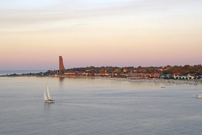 Gerahmter Druck : Segelschiff und Denkmal in Laboe. Gerahmter Druck : Segelschiff und Denkmal in Laboe.