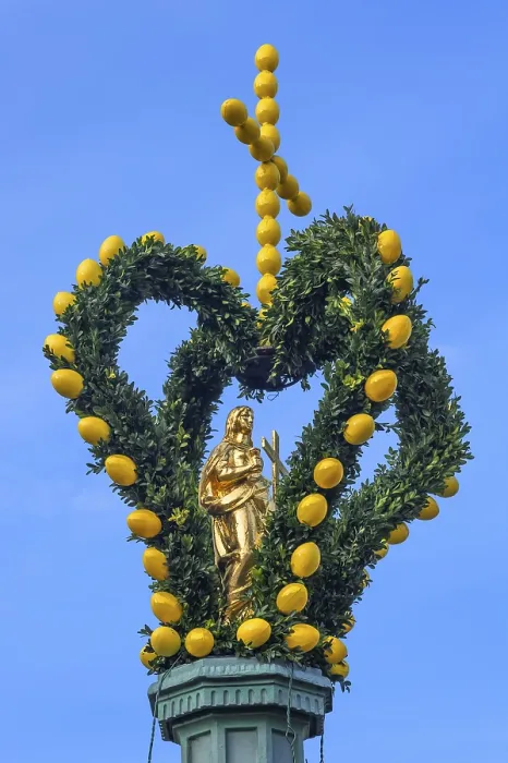 Gerahmter Druck : Osterdekorationen um eine Heiligenfigur Gerahmter Druck : Osterdekorationen um eine Heiligenfigur